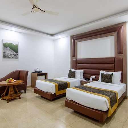Hotel Lohmod At National Highway 8 - Free Airport Transffer New Delhi Buitenkant foto