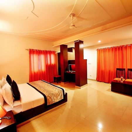 Hotel Lohmod At National Highway 8 - Free Airport Transffer New Delhi Buitenkant foto