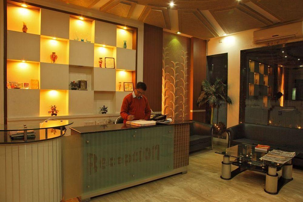 Hotel Lohmod At National Highway 8 - Free Airport Transffer New Delhi Buitenkant foto