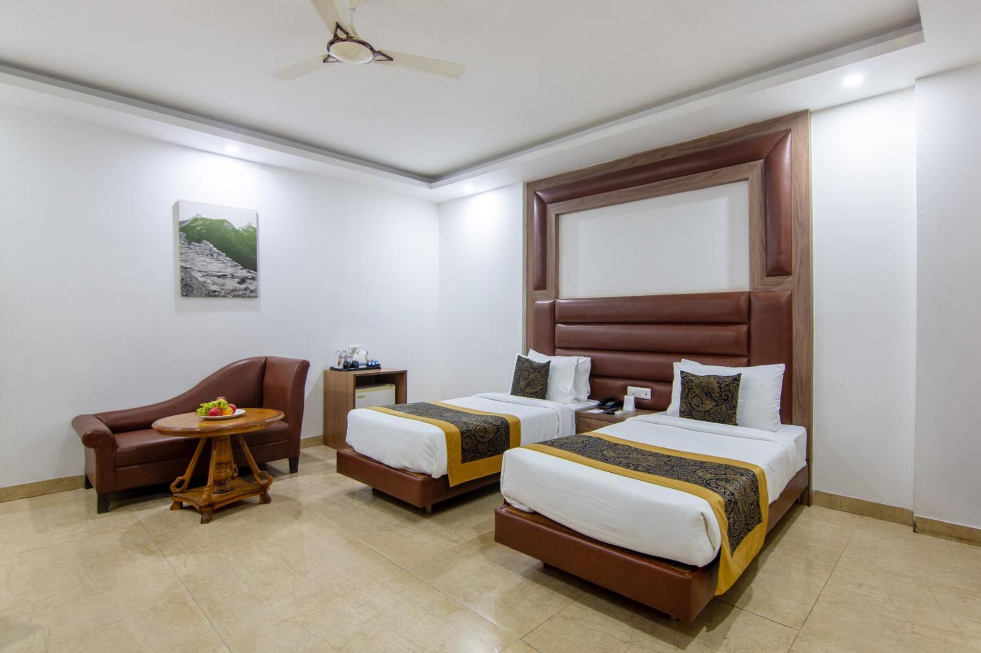 Hotel Lohmod At National Highway 8 - Free Airport Transffer New Delhi Buitenkant foto