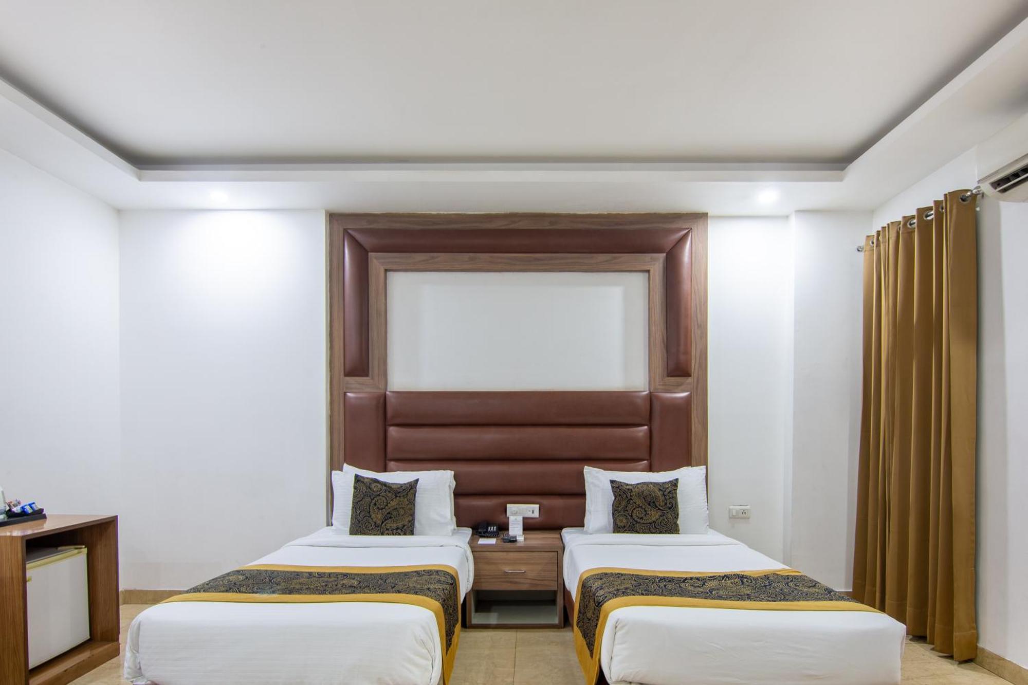 Hotel Lohmod At National Highway 8 - Free Airport Transffer New Delhi Buitenkant foto