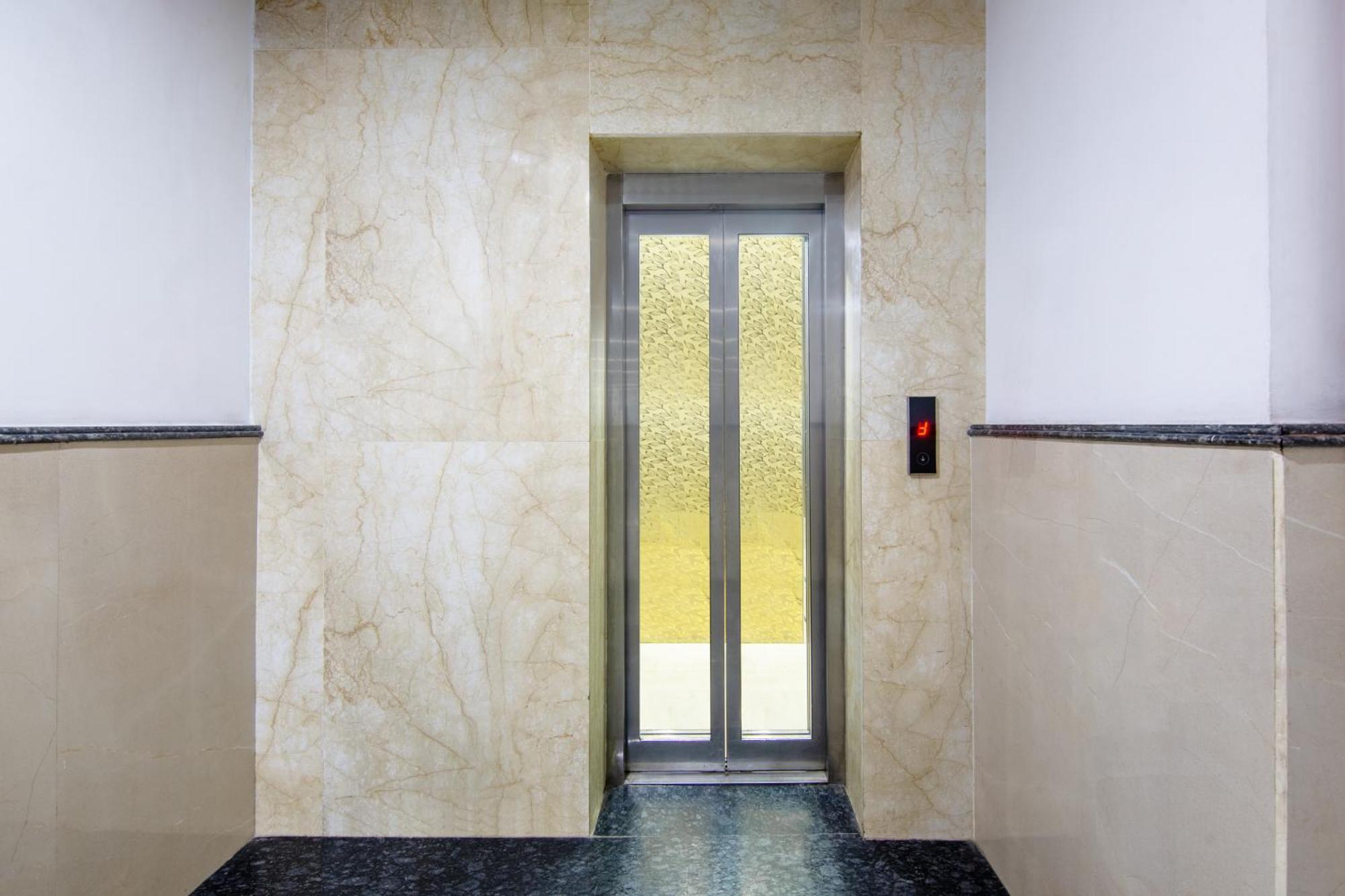 Hotel Lohmod At National Highway 8 - Free Airport Transffer New Delhi Buitenkant foto