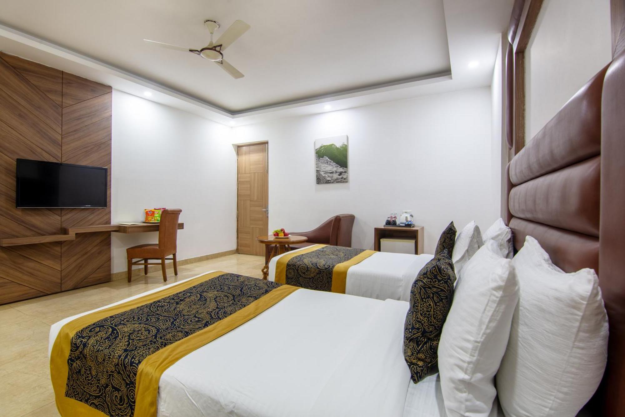 Hotel Lohmod At National Highway 8 - Free Airport Transffer New Delhi Buitenkant foto