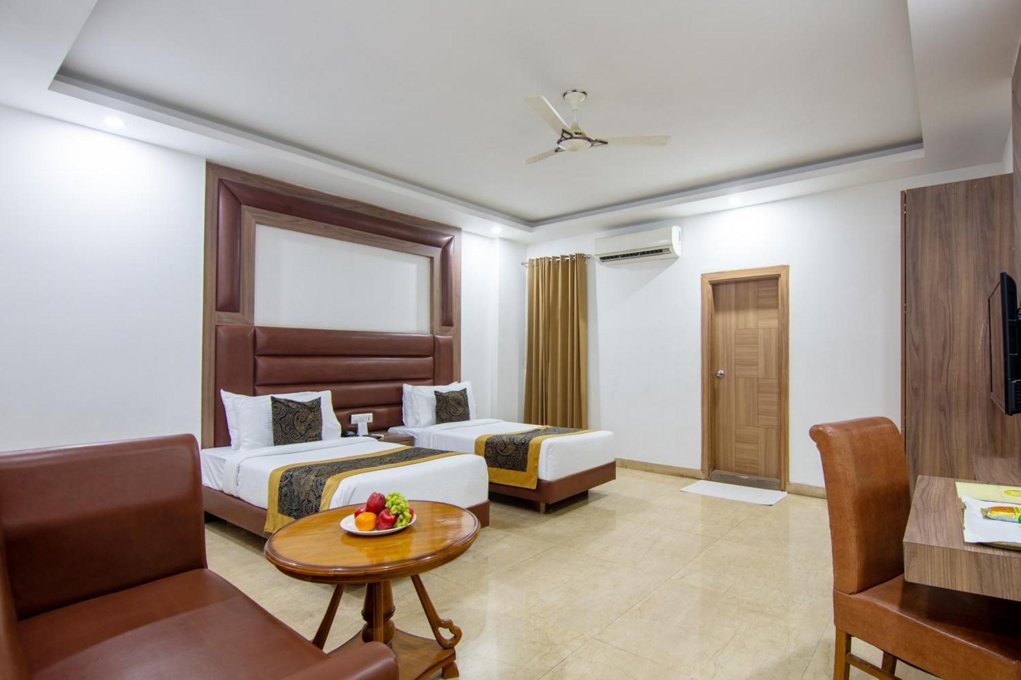 Hotel Lohmod At National Highway 8 - Free Airport Transffer New Delhi Buitenkant foto