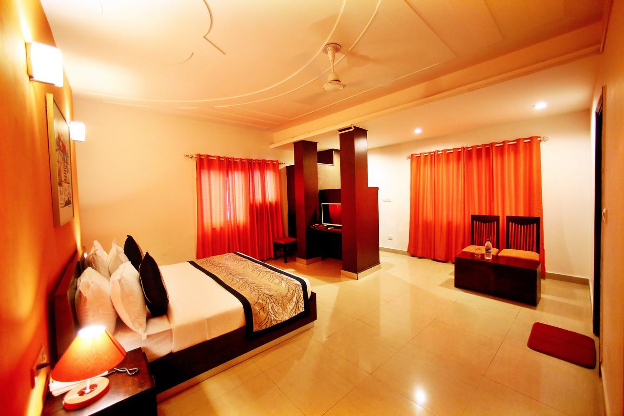 Hotel Lohmod At National Highway 8 - Free Airport Transffer New Delhi Buitenkant foto