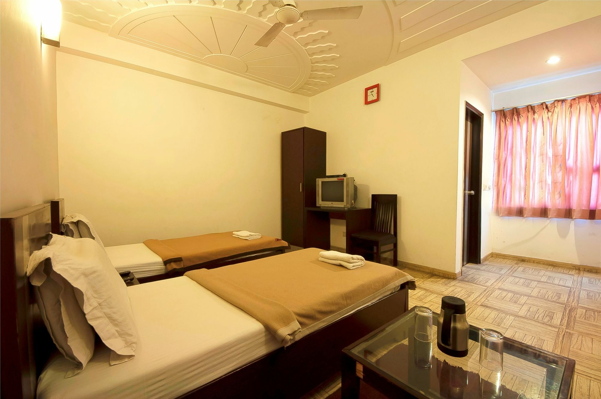 Hotel Lohmod At National Highway 8 - Free Airport Transffer New Delhi Buitenkant foto